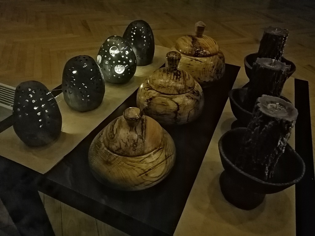 Izstāde “GAISMA. Keramika un koks” Ropažu kultūras centrā, 2021. gada decembrī